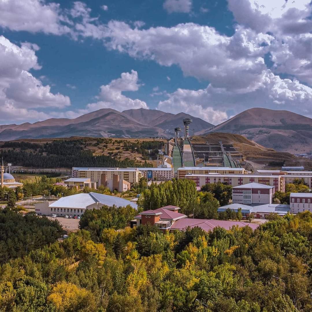 Erzurum bir yüksek yerde,
kudretten çekilmiş perde...
Her çare bulunur derde,
neyin noksan Can Erzurum....
#GünaydinErzurum
#Erzurum #Palandöken #Erzurumatlamakuleleri