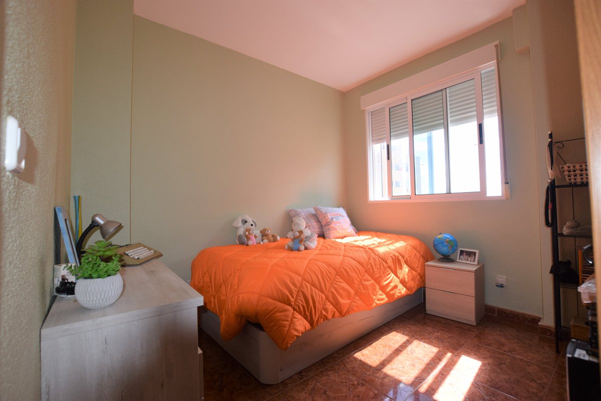 Piso en venta en Urbanización Estrella de Oriente muy luminoso de 4 dormitorios amplios, 2 baños completos, cocina amueblada, suelo de plaqueta, garaje con acceso directo desde el portón , la vivienda es toda exterior.