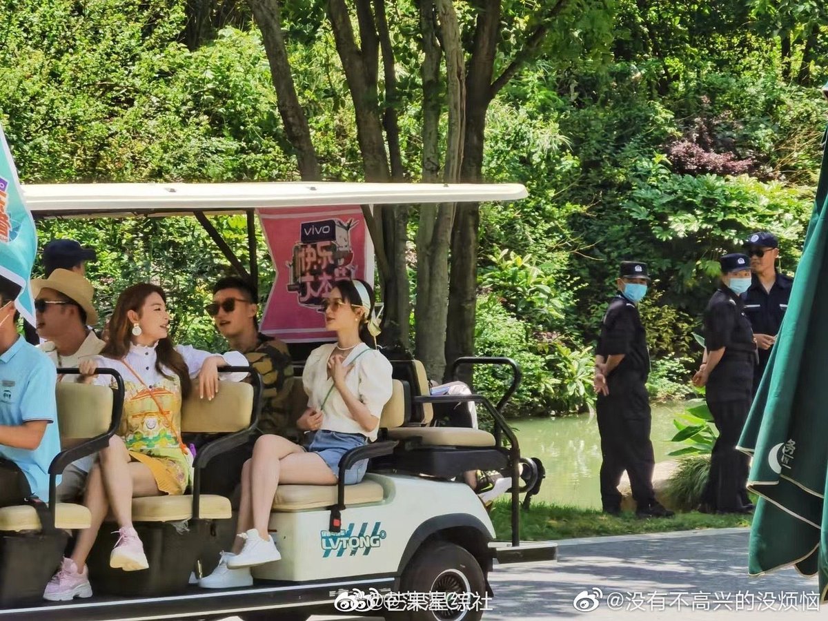 dramapotatoe's tweet photo. #ZhangZhehan, #HuangJingyu, and #LiQin spotted recording for Happy Camp today https://t.co/Em300vhzRJ
