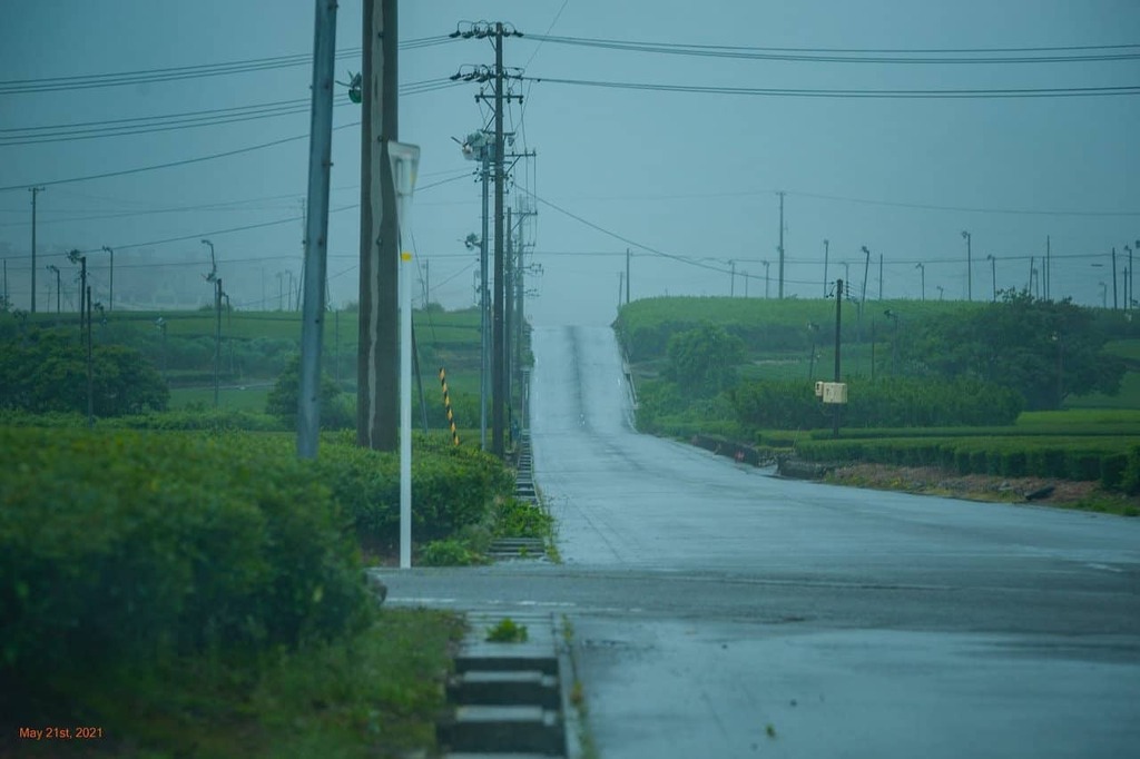 BoingHige's tweet photo. Rainy scenery; A rainy road through a tea field. 5:13 p.m., May 21st, 2021.
#stilllifephotography #unitstills #photooftheday #picoftheday #visualstorytellers #hellostoryteller #happystoryteller #ordinarydays #adailyoccurrence #talesofthemoments #helloa… https://t.co/HUGZjknJ23 https://t.co/xyhpVdcFoQ