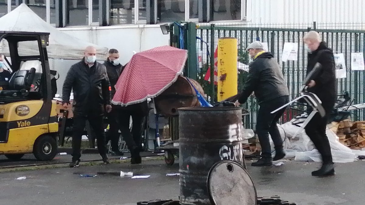JulienFoucou's tweet photo. Ce matin, la direction de #PPG  #Bezons envoie la #police sur le piquet de grève, alors qu’elle a touché des millions d'aide de l'état, pour développer, la recherche, les emplois et les aides du chômage partiel, elle licencie. Aides qui ont bénéficiées surtout aux actionnaires ! https://t.co/Y0FLworvpB