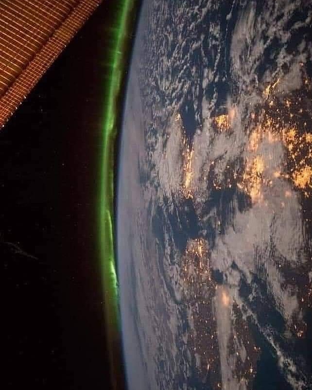 dcodedcuriosity's tweet photo. Aurora borealis from the ISS just spectacular 😍

.
.
.
#Aurora #ISS #Earth https://t.co/4hzNxQGIDf