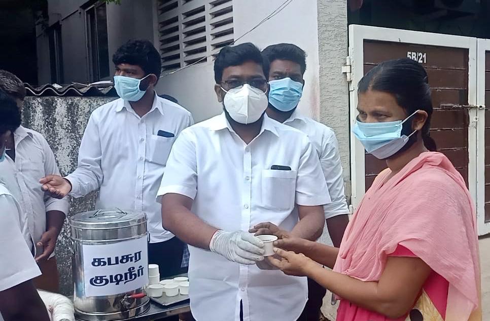AICPindia's tweet photo. அனைத்திந்திய செட்டியார்கள் பேரவை,அனைத்திந்திய செட்டியார்கள் உறவின்முறை அறக்கட்டளை சார்பில் 25.05.2021சென்னை அண்ணாநகர்பகுதியில்  நிறுவனத்தலைவர்  #Dr_A_S_புகழேந்தி_செட்டியார் அவர்கள்பொதுமக்களுக்கு கபசுரகுடிநீர்மற்றும்முக கவசம்வழங்கிமக்களிடம் விழிப்புணர்வை ஏற்படுத்தினார்.@AICPindia https://t.co/iylJplOQA1