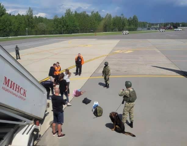 HannaLiubakova's tweet photo. Last week in #Belarus:
- Tuesday: the most popular news portal @tutby demolished, its journalists and editor-in-chief detained
- Friday: Political prisoner Vitold Ashurak died in prison. Officially: a cardiac arrest
- Sunday: a plane hijacked, Raman #Pratasevich arrested. https://t.co/Zk0h8vXJmX