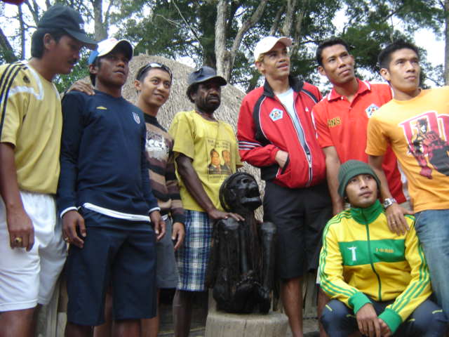 iIhamzada's tweet photo. Gara-gara nonton Ziarah Bola Ep: 3 | Deltras Sidoarjo https://t.co/T90JvvyUlt lewat @YouTube malah jadi kangen saat liputan Deltras belasan tahun lalu.
Nih, ada beberapa foto Deltras Sidoarjo era itu yang tersimpan di komputer rumah. Ya, era Jaya Hartono. https://t.co/3VhQLTUvGH
