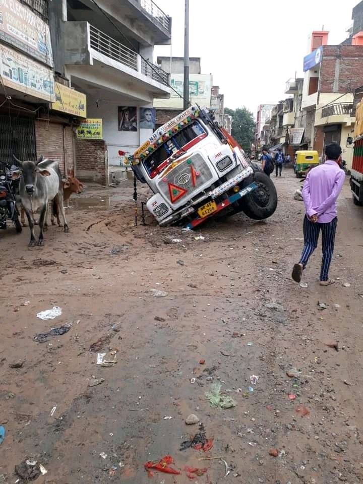 Studentorg123's tweet photo. मुस्कुराइए आप संगम विहार में है।
#ThanaRoad #SangamVihar #SouthDelhi @delhi_dc @DMSouthDelhi @CMODelhi @PMOIndia @narendramodi @ArvindKejriwal @RamvirBidhuri @SatishUpadhyay @Gupta_vijender @VijayGoelBJP @Tejasvi_Surya https://t.co/uCU5a44qcQ
