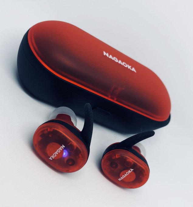 クリアレッドのワイヤレスイヤホンかわいい。見た目8000点、その他はもう少し頑張りましょう、という感じだけどデザインで全部ゆるせる。よいものを手に入れた。 