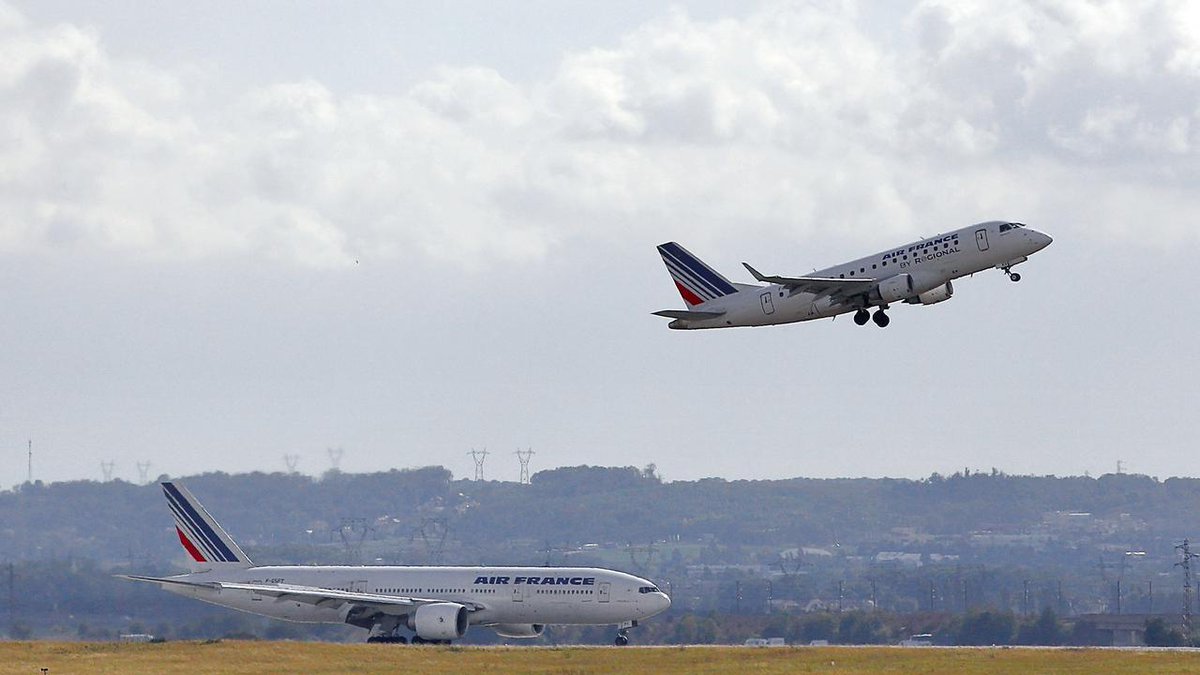 LCI's tweet photo. Air France suspend le survol de l'espace aérien biélorusse https://t.co/by3F7h1cpO https://t.co/H0Hcfrgu7F