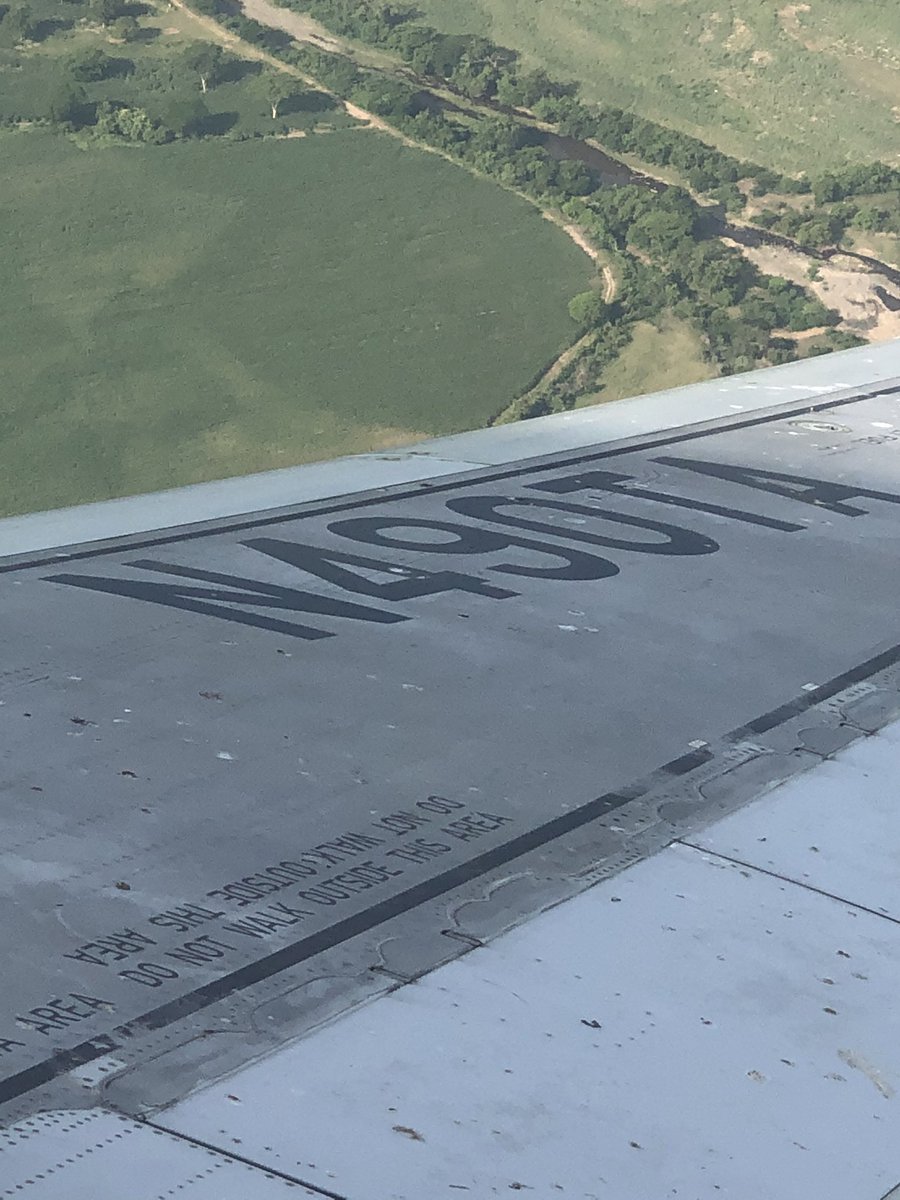 chicogsr's tweet photo. @Avianca @AviancaNAM @AviancaEscucha come on Avianca the least you can do is keep your planes clean with the prices you’re charging #birdpoop AV562 SAL-SFO 5/23 #airbus320 #shame @robertokriete https://t.co/hEpWNwb4VO