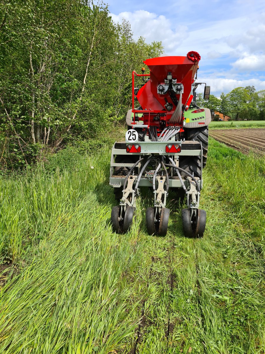 NovagTForce's tweet photo. @NovagTForce demo season 2021 has started in the last few days with our smallest and newest family member, the Novag #TForcePlus 150. After a few rainy days in the Netherlands, we were able to apply a cover crop mix under various conditions.
#gainingground #notill https://t.co/tbaMjDjuUR