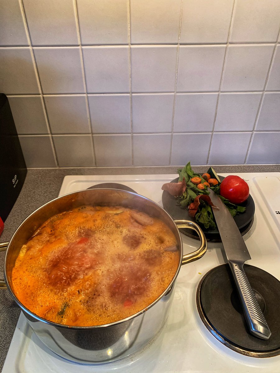 ThomasDemolder's tweet photo. Best snack for endurance athletes against hunger on their rest days. Even on heavy training days perfect do get their fluids in. Fresh spoup. Fibres, minerals, vitamins and water! #nutritionmatters https://t.co/1INOdxP7fS