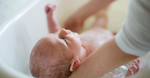 Voor kersverse mama's en papa's is wat extra hulp in huis soms welkom. Een kraamverzorgende helpt je met de verzorging van je baby, geeft tips rond fles- of borstvoeding en steekt een handje toe in het huishouden. En dat volledig coronaproof! devoorzorg-bondmoyson.be/kraamzorg