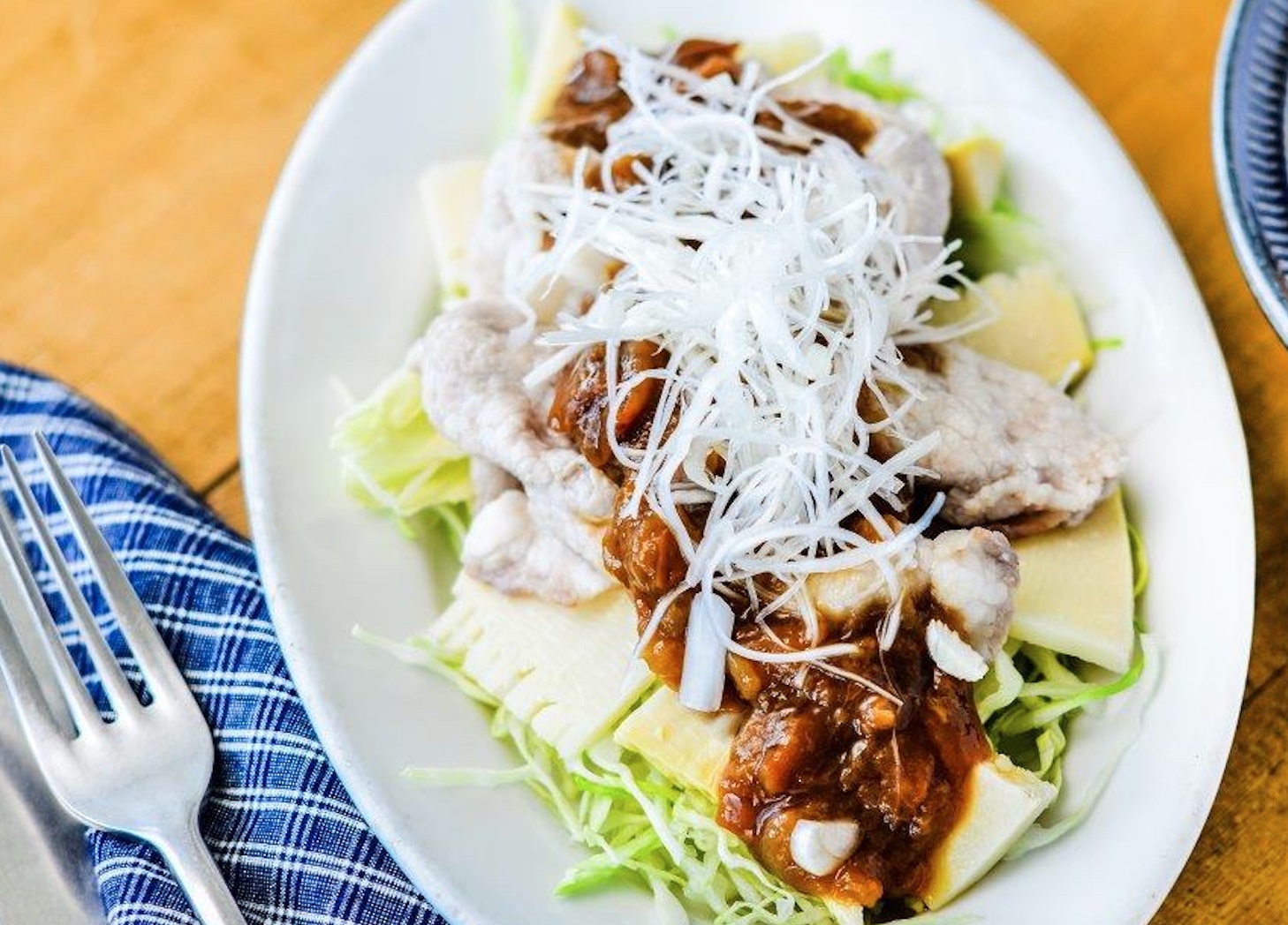 日本アロマ環境協会 Aeaj 豚しゃぶとたけのこの梅肉ソースがけ をご紹介 梅肉大さじ1 酢 砂糖各小さじ2 しょうゆ小さじ1を混ぜ合わせる キャベツ80gはせん切り ねぎはしらがねぎに ゆでたけのこ50gは3mmの厚さに切る 豚ロース薄切り肉