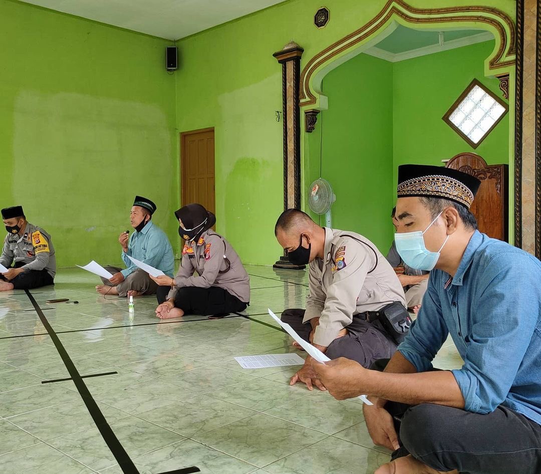 ResKulonprogo's tweet image. Dalam rangka meningkatkan keimanan dan ketaqwaan kepada Alloh SWT, serta untuk menjalin ukuwah islamiyah. Personel Polsek Girimulyo gelar Binrohtal mujahadah dhuha. Selasa (25/5/2021).
.
#binrohtal #mujahadah #patuhiprotokolkesehatan #polreskulonprogo @Gedeantaragmai1