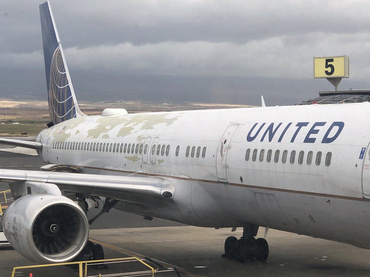 Fitstylist5's tweet photo. @OneMileataTime As seen today at OGG. What the heck is up with the paint job? Yikes. https://t.co/8QInj625bS