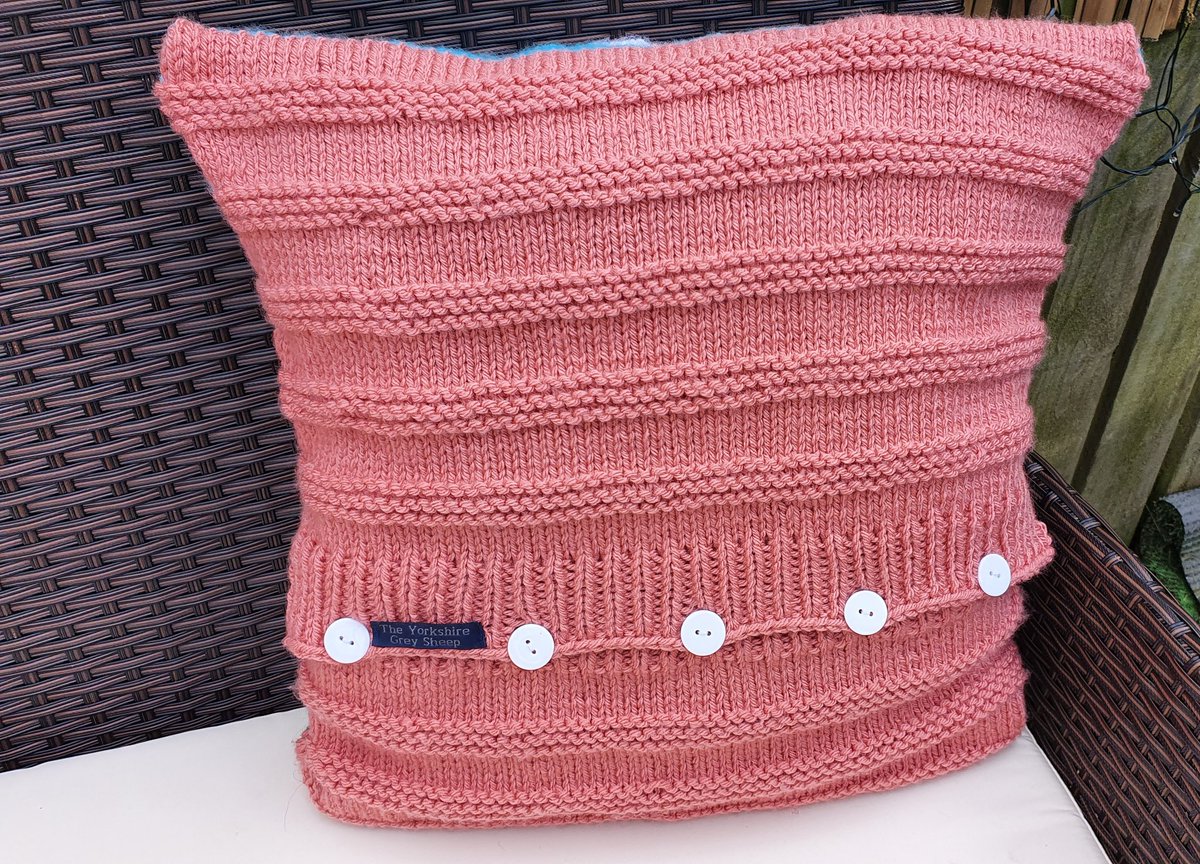 Good morning #earlybiz I have made a one off unique hand knitted "Hill Sheep" cushion cover never to be repeated, featuring a buzzing bee for auction on Ebay, grab yourself a bargain &amp; head over to 🌸🐏🐝🐑🌸 ebay.com/itm/2651704568…