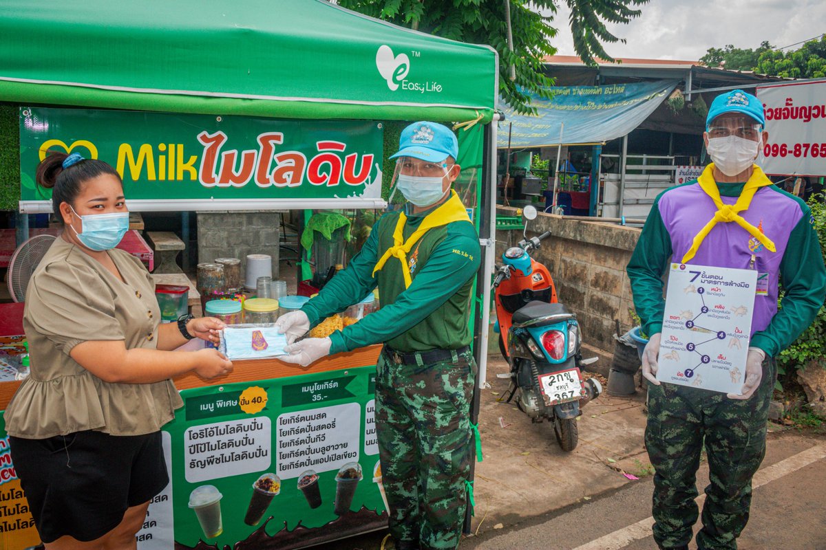 2idpr's tweet image. ร.2 พัน.2 รอ.   ลงพื้นที่ประชาสัมพันธ์เกี่ยวกับแนวทางการป้องกันการแพร่ระบาดของเชื้อไวรัส    Covid-19  สร้างความรับรู้ ความเข้าใจให้กับประชาชน ตระหนักรู้ถึงการป้องกันตัวเองและครอบครัวในสถานการณ์ปัจจุบันเพื่อเป็นการป้องกันพร้อมแจกหน้ากากอนามัย จำนวน 800  ชิ้น