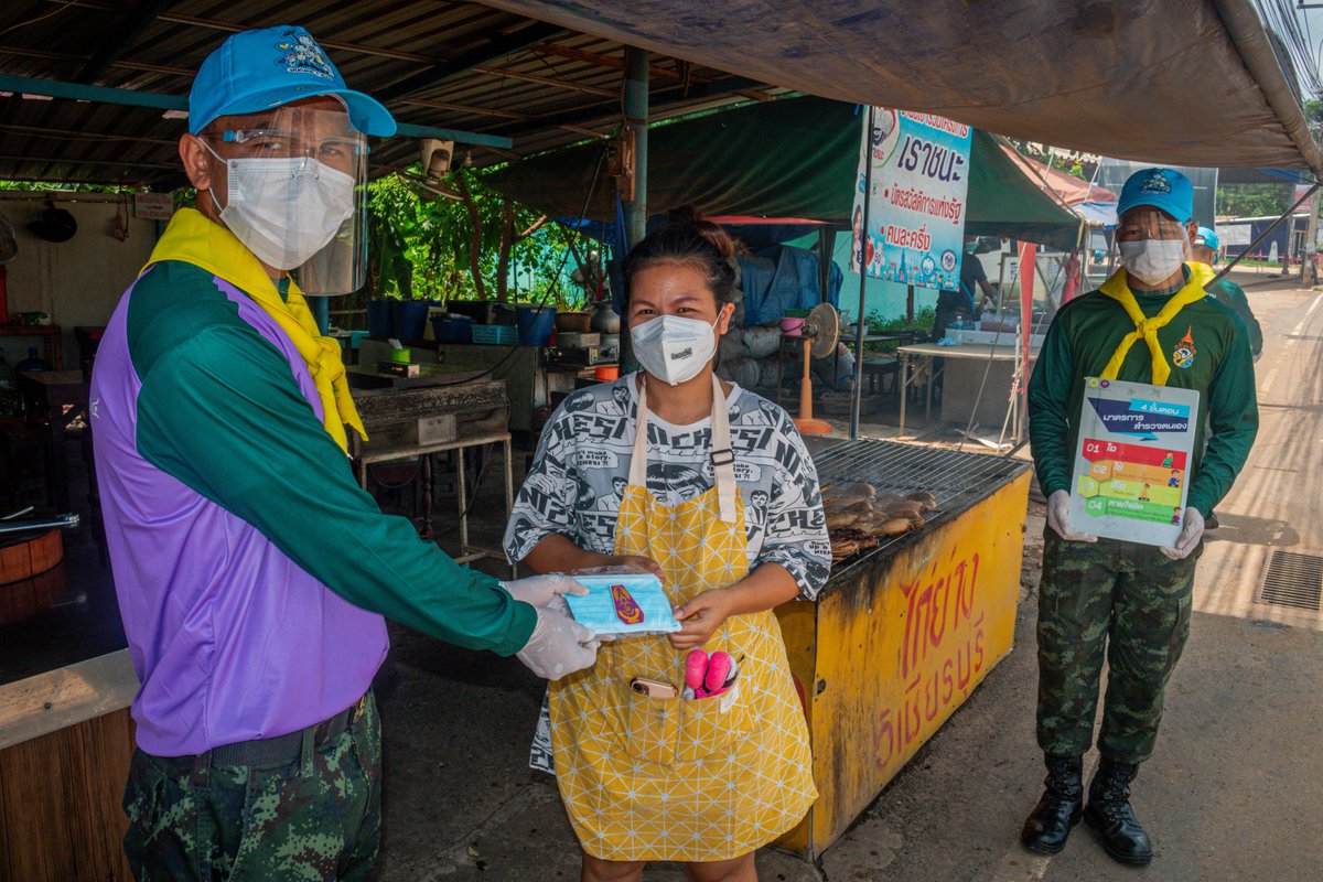 2idpr's tweet image. ร.2 พัน.2 รอ.   ลงพื้นที่ประชาสัมพันธ์เกี่ยวกับแนวทางการป้องกันการแพร่ระบาดของเชื้อไวรัส    Covid-19  สร้างความรับรู้ ความเข้าใจให้กับประชาชน ตระหนักรู้ถึงการป้องกันตัวเองและครอบครัวในสถานการณ์ปัจจุบันเพื่อเป็นการป้องกันพร้อมแจกหน้ากากอนามัย จำนวน 800  ชิ้น