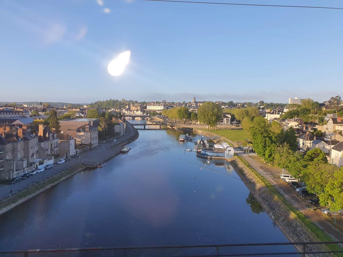 AurePasq's tweet photo. La journée commence en beauté ! Photo reçue ce matin d'un ami dans le train sur le viaduc de @Laval_la_Ville. Elle est belle notre ville !!! 🤩
@GroupeSNCF https://t.co/M8eGW7gnw9