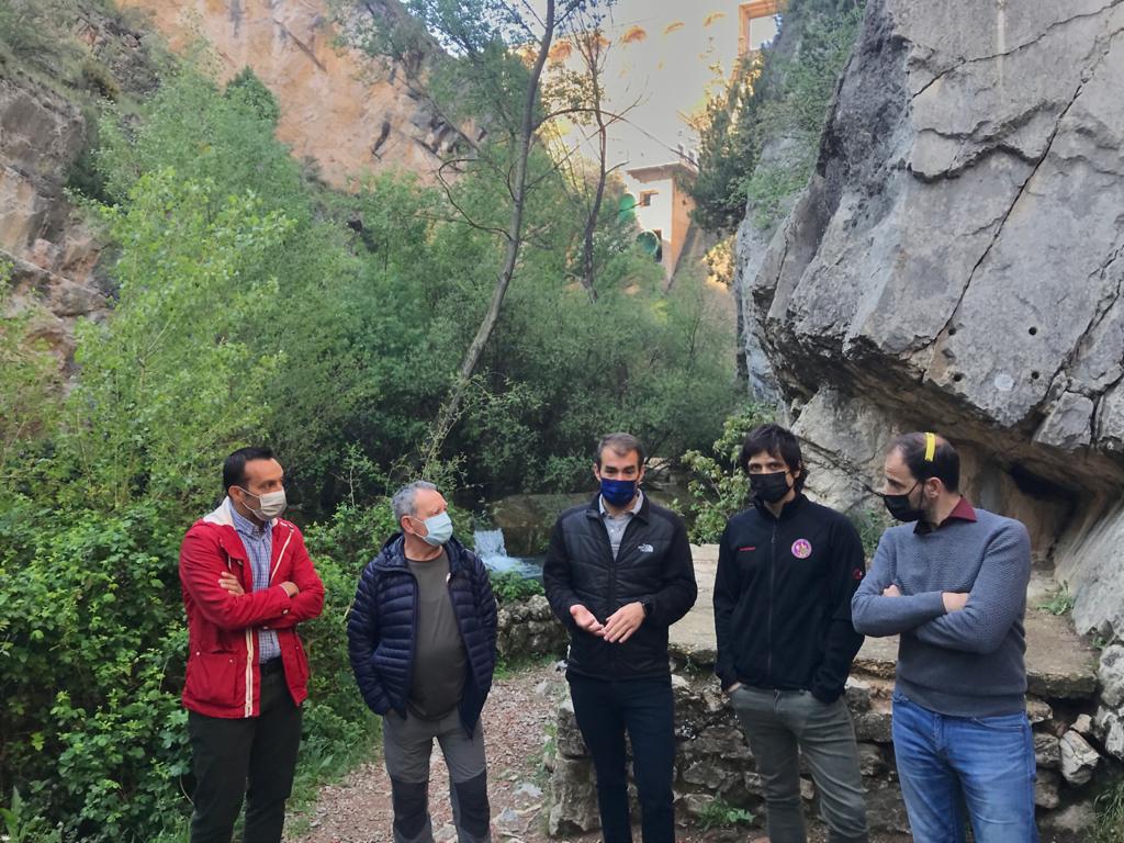 CsTeruel_'s tweet photo. 🍊 Nuestro concejal de Deportes, @CarlosArandaCs , ha encargado un proyecto para crear una vía ferrata en la senda fluvial de San Blas

💻 Noticia completa en @aragondigital 
👉🏻 https://t.co/FLjWygqRqj https://t.co/N6C5qztnSu