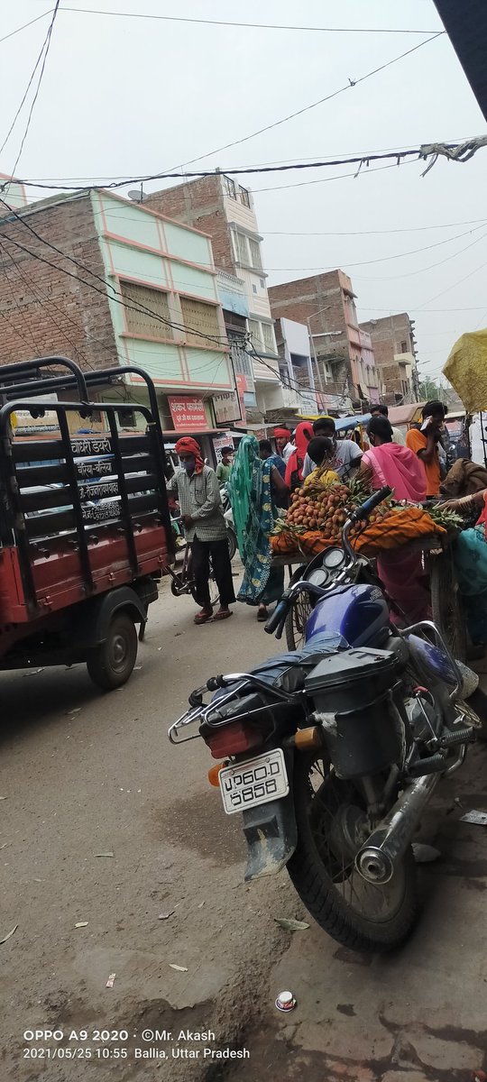 akashuninor2012's tweet image. Raniganj Bazar aur Bazar ki bheed..
Sari dukane khuli hui hai.
#Lockdownfailed @balliapolice