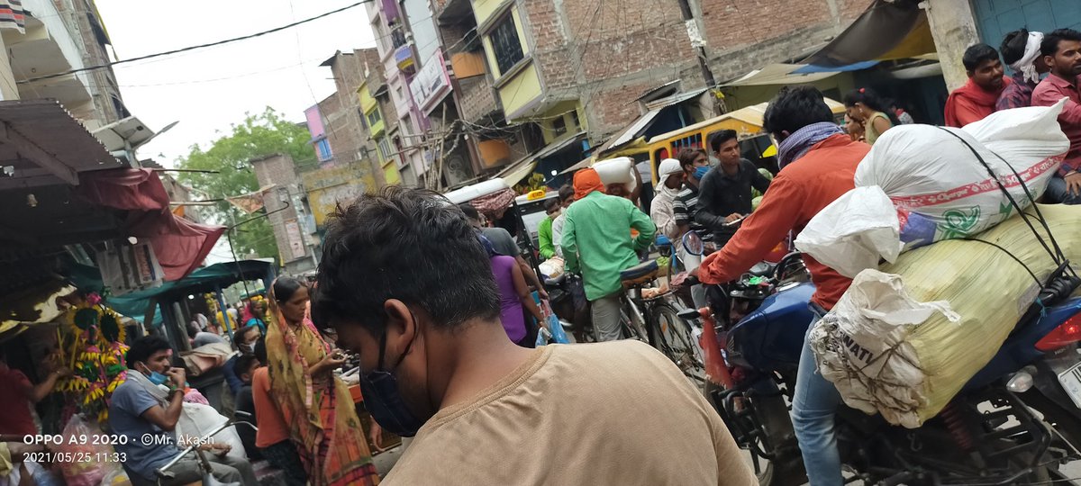 akashuninor2012's tweet image. Raniganj Bazar aur Bazar ki bheed..
Sari dukane khuli hui hai.
#Lockdownfailed @balliapolice