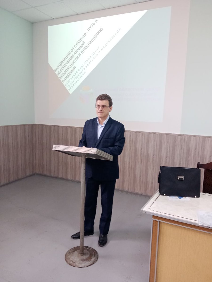 AlexMuravets's tweet photo. День рождения отмечаю на работе. Беседа с сотрудниками локомотивного депо о вакцинации. Интерес огромный, вопросов море. Главное чувствуется, что меняется настроение, большинство склоняется к вакцинации от COVID-19. Пошла запись, видимо будем готовить выездное мероприятие https://t.co/Im6y68TVyn