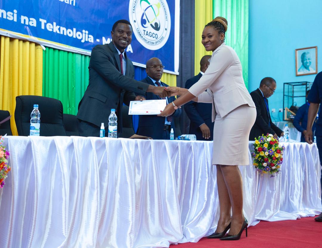joharyAK's tweet photo. Cheti cha Shukrani kutoka kwa Waziri wa Habari, Sanaa, Utamaduni na Michezo, Mhe. Innocent Bashugwa, kwa  udhamini tuliotoa #TANESCO katika kikao kazi cha Maafisa Mawasiliano wa Serikali kinachofanyika katika Chuo Kikuu cha MUST Jijini Mbeya kuanzia Mei 24-28,2021. https://t.co/gwelToX4p6