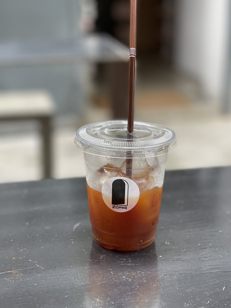 PerngJaii's tweet image. ร้านโปรดแต่ตั้งแต่ห้ามนั่งไม่ได้มาเลย น้องนิค แนะนำเมล็ด #ผาฮี้ คั่วอ่อน #DryProcess ตัวนี้ Acidity เยอะ รสฟรุตตี่ชัดๆ รัม ช็อค ก็มา อร่อยสดชื่นๆเลยครับ @aroii @reviewchiangmai