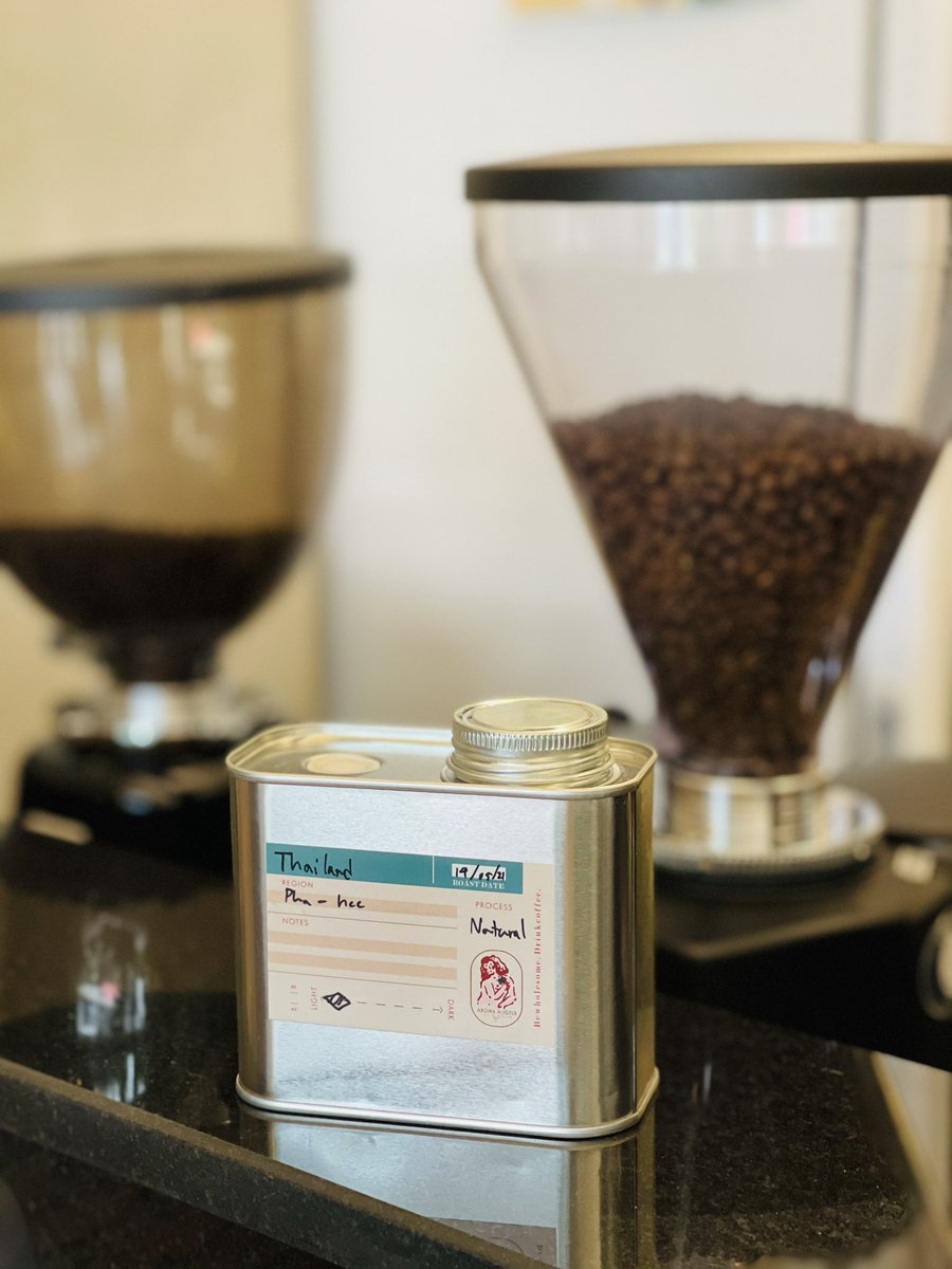 PerngJaii's tweet image. ร้านโปรดแต่ตั้งแต่ห้ามนั่งไม่ได้มาเลย น้องนิค แนะนำเมล็ด #ผาฮี้ คั่วอ่อน #DryProcess ตัวนี้ Acidity เยอะ รสฟรุตตี่ชัดๆ รัม ช็อค ก็มา อร่อยสดชื่นๆเลยครับ @aroii @reviewchiangmai