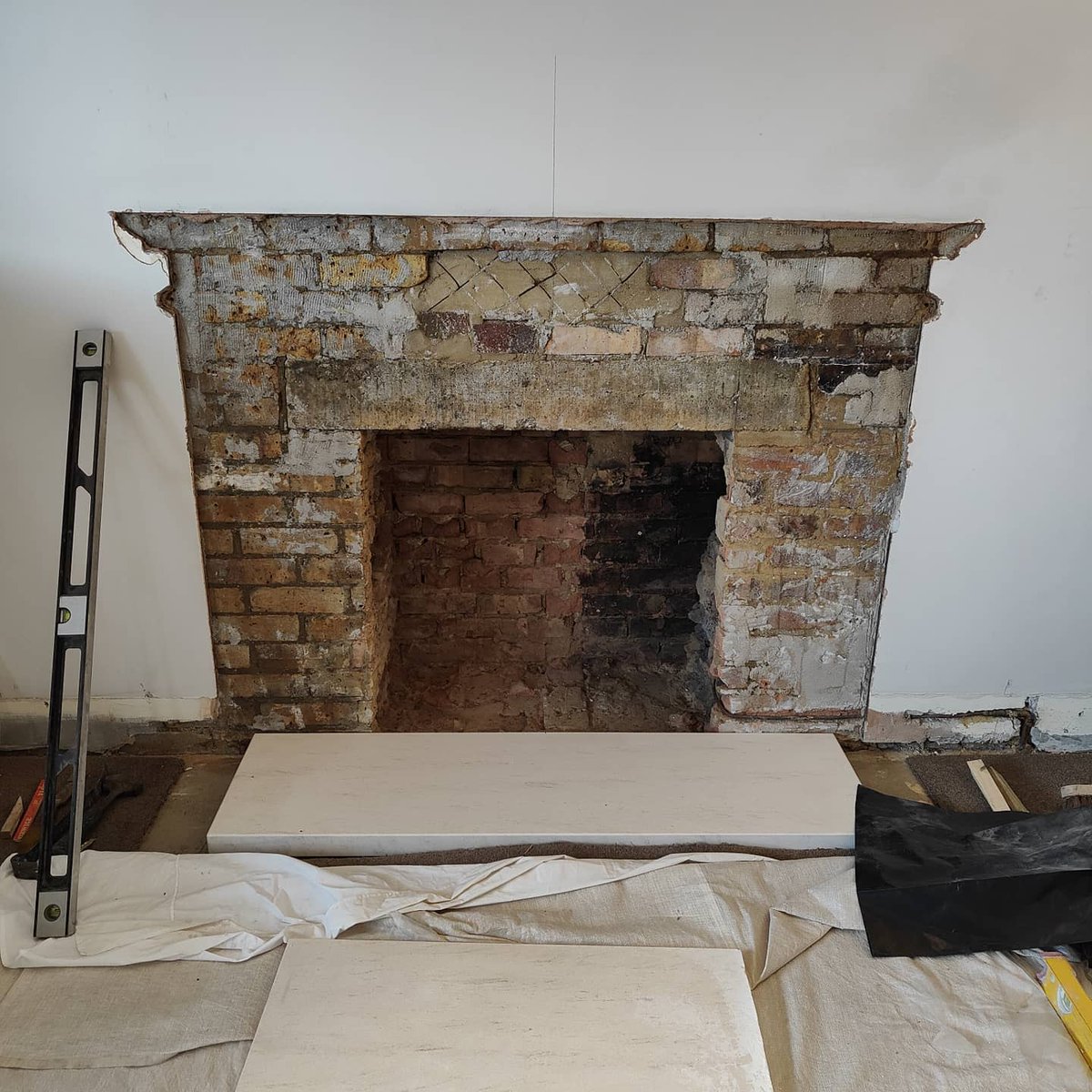 bdinstallations's tweet photo. 🔥Latest Install🔥 out with the old in with new! Old cast iron replaced with @Fdcukltd Provence fireplace in Portuguese Limestone and vermiculite brick effect chamber 😍 #BDI #makingyourhouseahome #limestone #fireplace #french #benfleet #essex https://t.co/bF3EQGlMY7