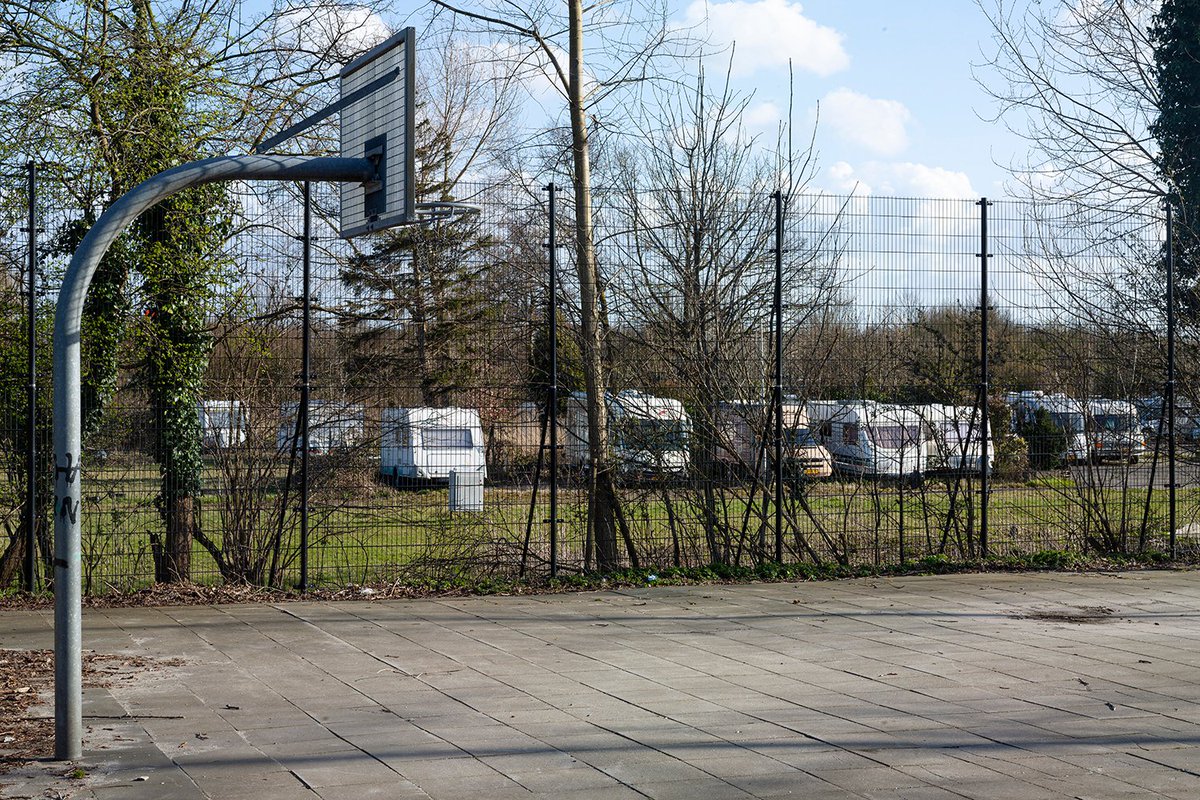 DUBBELVERHAAL | Voor de tiende verkenning is het de eerste keer dat Piet van Hoexum en Rubén Dario Kleimeer op een zaterdag de Schie verkennen. Er wordt Pieter meteen iets duidelijk  wat hem tijdens eerdere verkenningen pas veel langzamer duidelijk werd...
a-zine.nl/2021/05/17/de-…