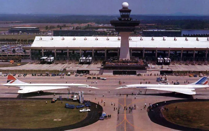 airwaysmagazine's tweet image. 📅 #ICYMI | On May 24th, two Concorde supersonic airliners landed at Washington Dulles International Airport (IAD) in 1976. The Concorde in British Airways (BA) colors and the other in Air France (AF) colors are the first SSTs to visit the US.

🔗: airwaysmag.com/today-in-aviat…