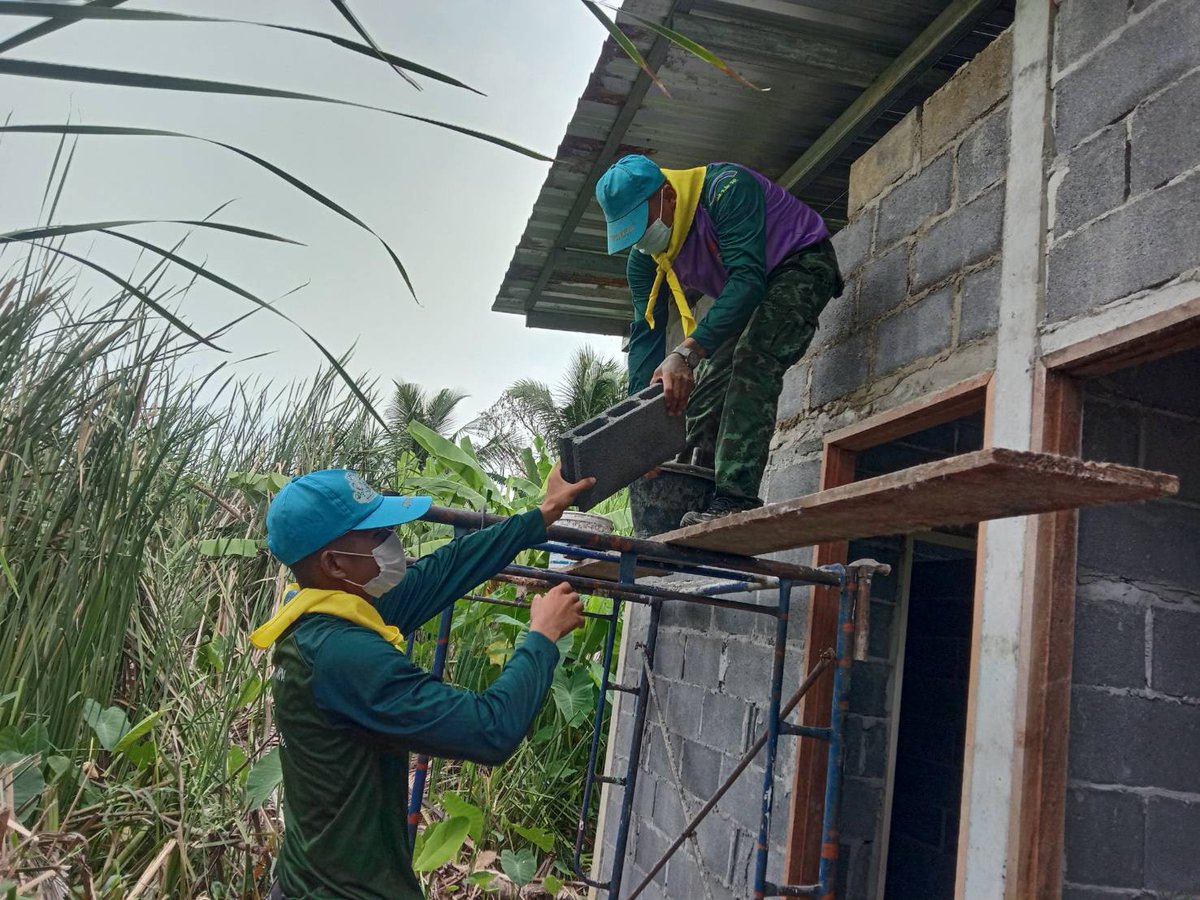 2idpr's tweet image. ร.12 พัน.1 รอ. จัดกำลังพลจิตอาสาฯ เข้าช่วยเหลือประชาชนที่ได้รับความเดือดร้อนจากที่พักอาศัยชำรุดจากเหตุวาตภัย ในการดำเนินก่อสร้างบ้านหลังใหม่ให้กับ น.ส.ประนอม  จันทรมิตร อายุ 68 ปี บ้านเลขที่ 64/8  ถนนเทศบาล 12 อ.เมือง จ.สระแก้ว