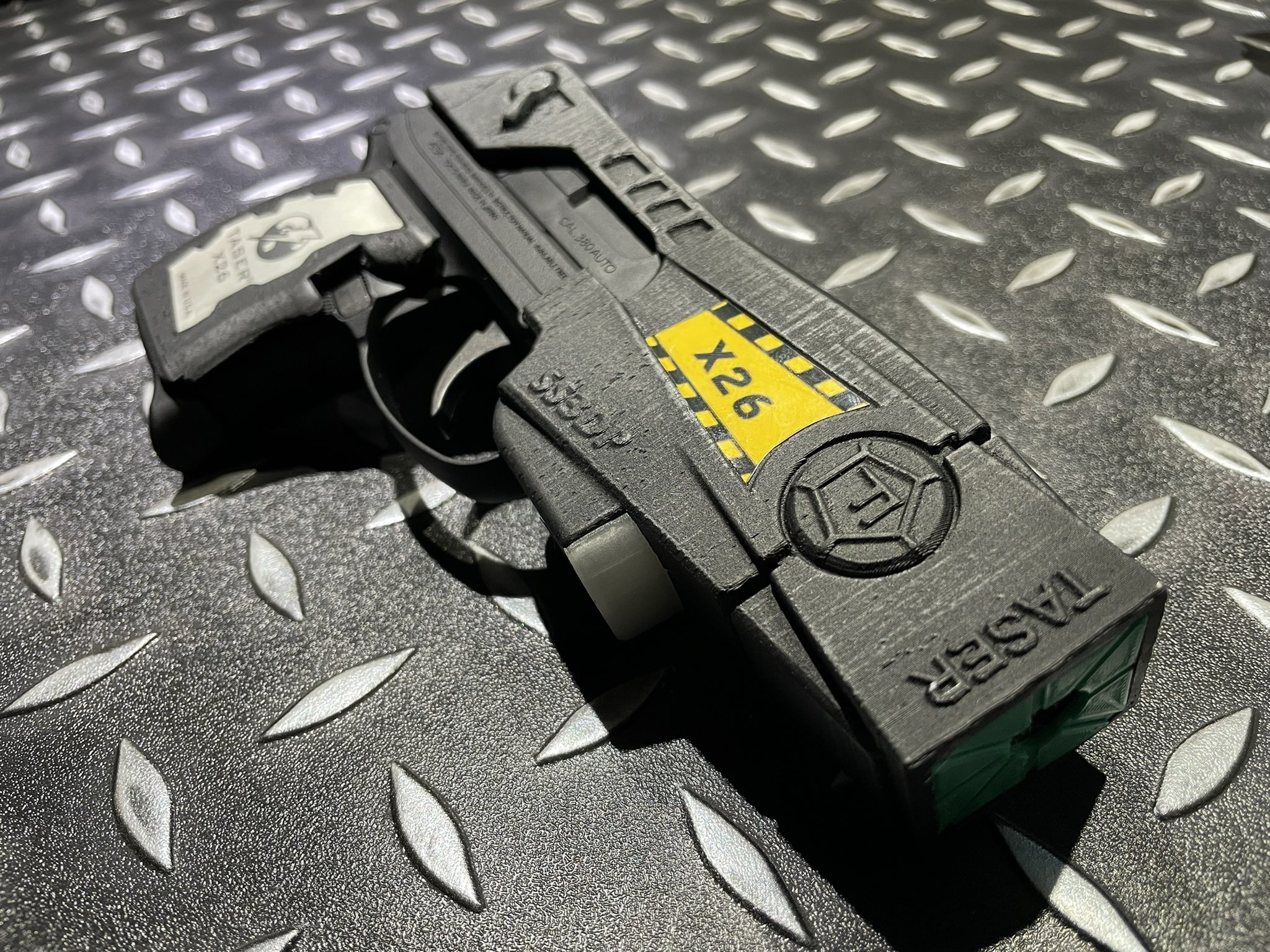 Small Monster Axonタイプ Taser X26 可動ダミー テーザーガン