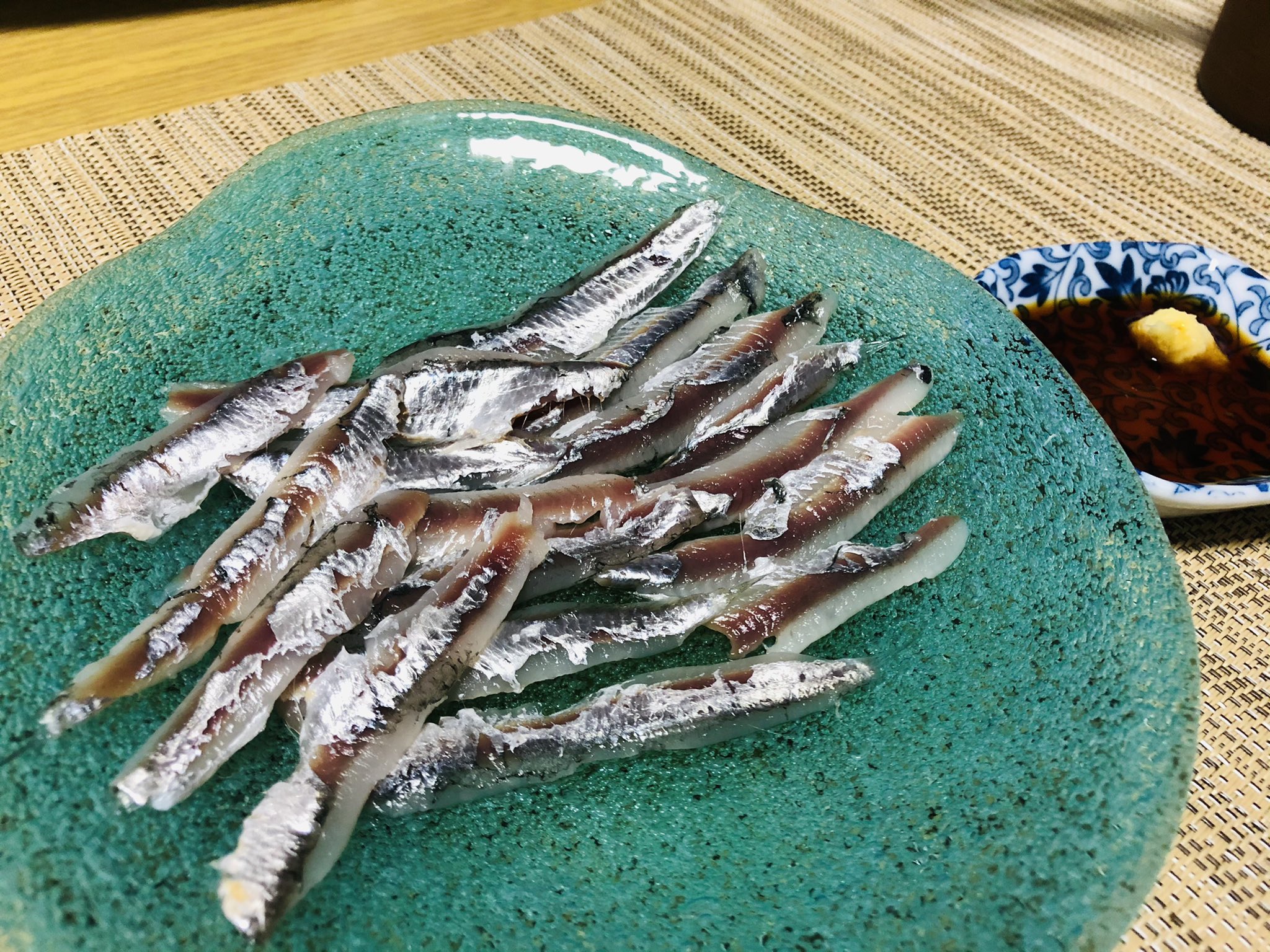 あもーね Rt Shiroyon A 色気ない盛り付けだけど刺身と唐揚げにしました コノシロは酢で締めます T Co 60ybr6q8js Twitter