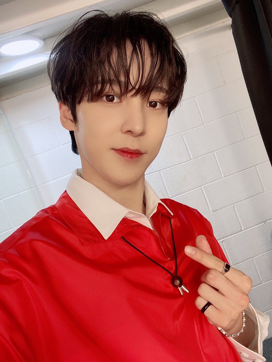 ATEEZofficial's tweet photo. [#윤호] 에이티니 너희가 짱이야😘👍
#ATEEZ #에이티즈 https://t.co/yPKMvvdVT5
