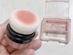 割れたチークを入れて ポンポンできる ダイソー スポンジ付きチーク容器 が話題に いまトピ