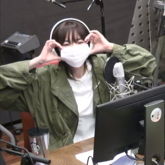 heizesdiary's tweet photo. Heize doing hearts and being extra adorable on Kang Hanna’s radio show, KBS Cool FM's Volume Up! 💙

#Heize #헤이즈 #Happen #HeizeIsComing https://t.co/wmBPvOGVT4
