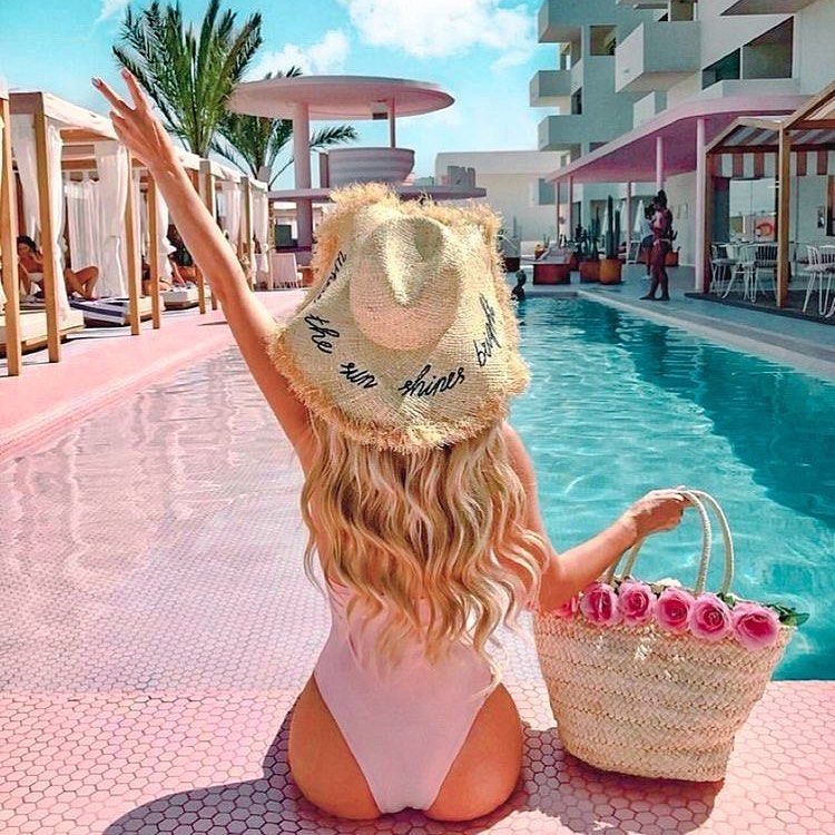 ☀️ T A N N I N G  T I P ☀️
Hydration is KEY when looking to really deepen your tan, and this shouldn't just stop at moisturising - make sure to keep your body hydrated by drinking enough water every day, for the tan of your life... and the life of your tan! 

#TanningTips