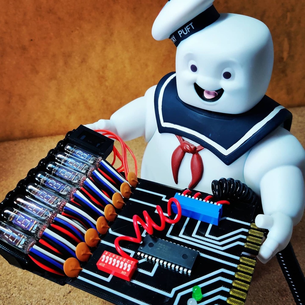 Mr Stay Puft is delighted that he has finally got his hands on the Gizmo 8900 kit from EctoLabs. Not just because it makes him look badass, but - because there's no soldering or electronics skills required - he can save his marshmallow fingers from certain destruction.

Limi…