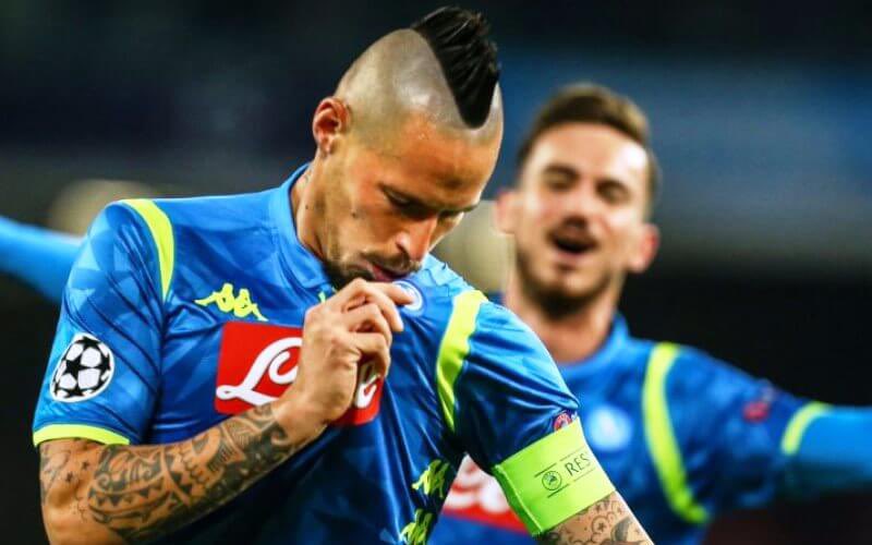 AndreaTiberio7's tweet photo. Nel mondo del calcio, ci sono giocatori che si liberano subito della procura di Raiola perchè i soldi non sono tutto, e poi c’è chi ci resta.

Ci sono capitani e capitani.

Ma questo, noi napoletani, lo sapevamo già.

#Donnarumma https://t.co/WCokUsU6xV