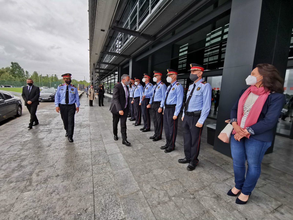 📷El conseller <a href="/miquel_samper/">Miquel Sàmper</a> ha assistit a una trobada per acomiadar-se dels comandaments i alts càrrecs de la Direcció General de <a href="/mossos/">Mossos</a>, des d'on ha agraït la feina feta aquesta última legislatura a tots els cossos dins la ronda de comiats de les unitats directives d'Interior