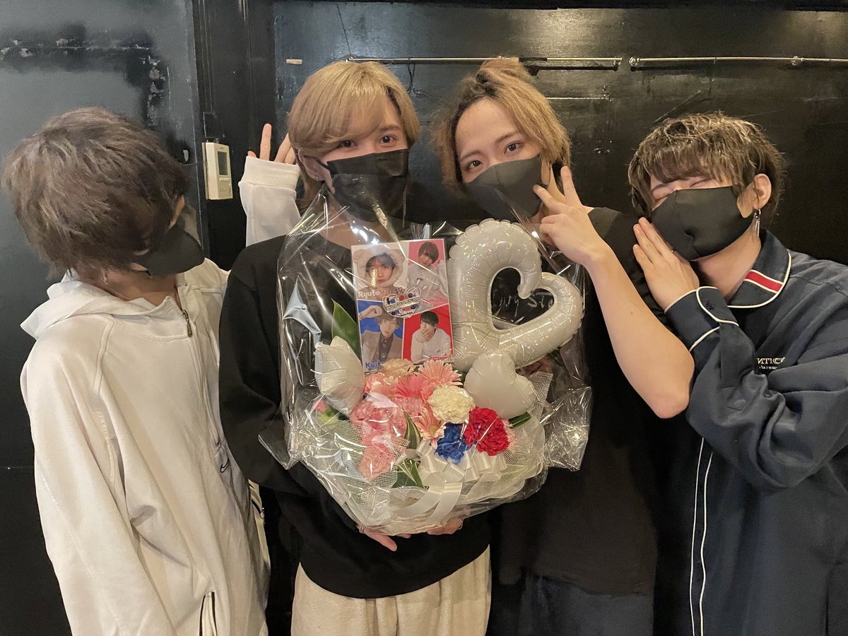 feeeee_official's tweet photo. 本日はfeeeee.ONEMAN LIVE 『白昼夢 vol.6』 ありがとうございました🙏

feeeee.次のライブは5/28(金)渋谷DESEO miniさんにて

『ZERODECIBEL vol.24』に出演させて頂きます‼️

詳細は下記をご覧ください❗️

ご来場お待ちしております🙇‍♂️ https://t.co/gCSqyiaJ6c