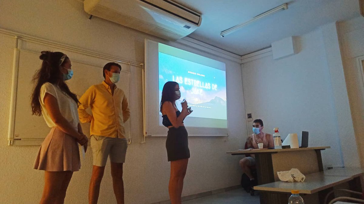 El pasado viernes tuvimos la oportunidad de presentar ante el brand manager de BurtonAlejo Serrano Jiménez nuestros proyectos de #incentivos. 

Hubo nervios y adrenalina 😬, pero sobre todo, mucha ilusión y magia depositada en proyectos que hemos trabajado durante meses.