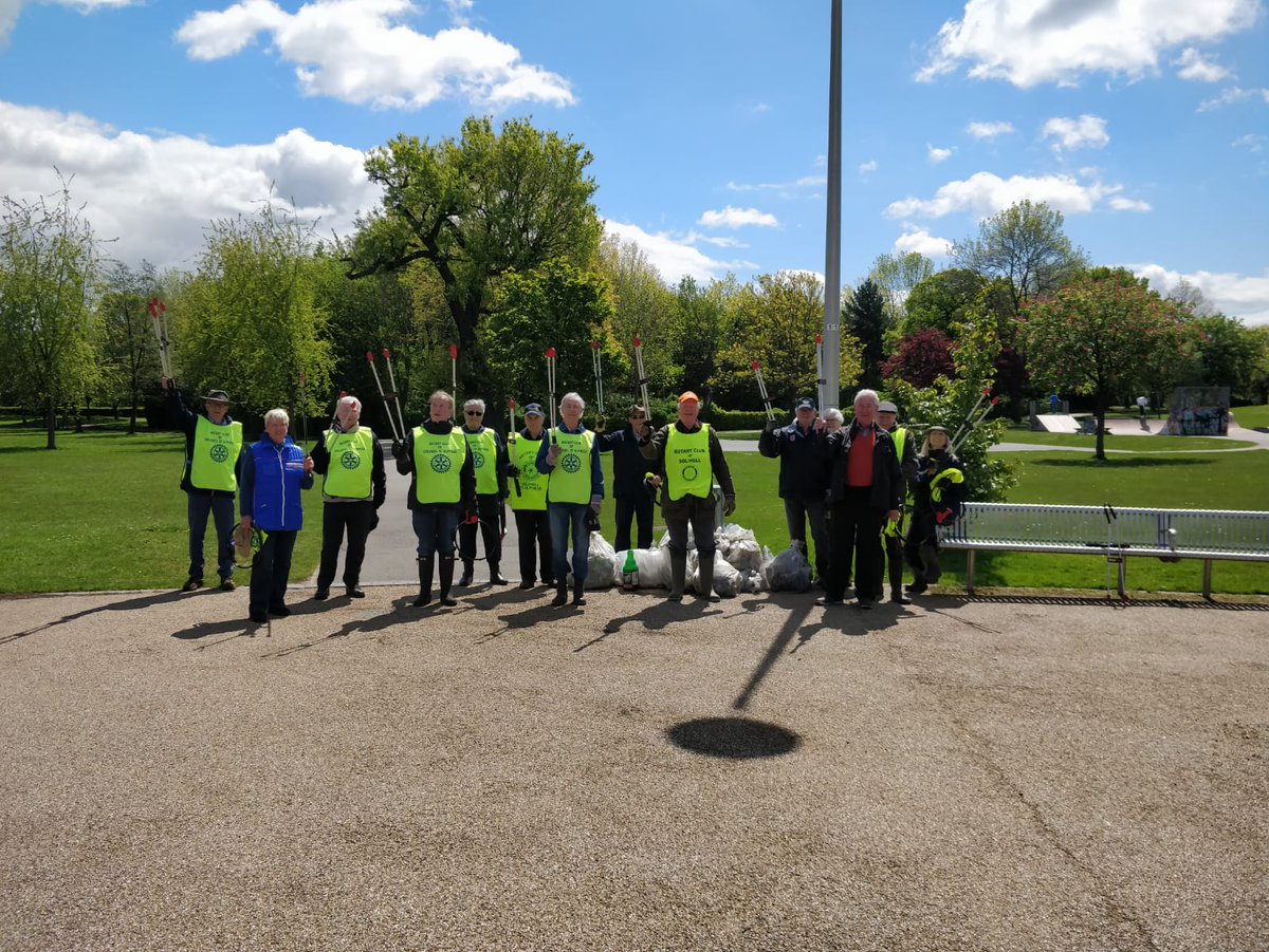 LoveSolihull's tweet photo. A great combined effort by @RotarySolihull @StAlphegeRotary today at Tudor Grange Park collecting 15 bags of litter 🗑👏 (and holdall full of shoes!)

Thank you to our Street Care team and army of volunteers who keep this beautiful park looking clean and tidy  all year round 🙏 https://t.co/xAgM0JPcIU