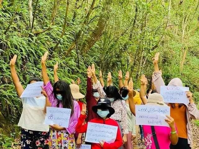 Lay2_474's tweet photo. #Mogok youths protest against the dictatorship. #May25Coup  #DeclineSACEdu  #WhatsHappeningInMyanmar https://t.co/r9kL6eIdBX