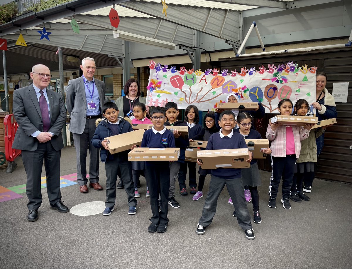 Thank you to @TowerHamletsNow & @LGfL for the generous donation of laptops for our school today. These laptops will massively facilitate learning in our school & we are so grateful! 💻👍🏻😀 Find out more here: bluegatefieldsinfant.co.uk/news/?pid=3&ni… #EveryChildOnline #BridgeTheDivide