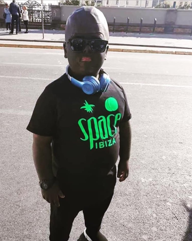 RJoskec's tweet photo. Just met this young man on the street. LEGEND💯💪 stay strong @z_midget 
#MidgetMonday https://t.co/Ndufh2iWVY