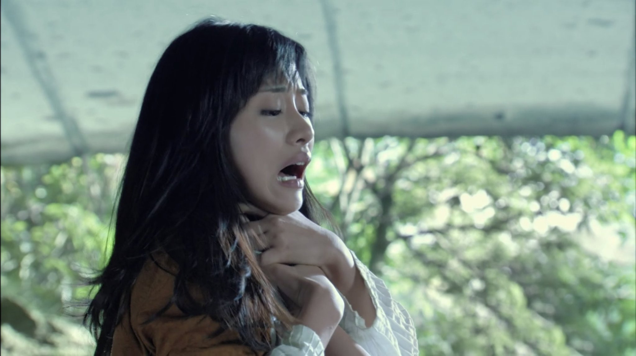 ヒロピン小僧(仮) on X: ｢貞子3D｣より 石原さとみが貞子に首を絞められ持ち上げられるシーンです｡  石原さとみへのネックハンキングはとてもレアなのではないでしょうか｡ 個人的に映画の内容はイマイチでしたが､首絞めシーンがあったからなんとか許せました(((^_  ...